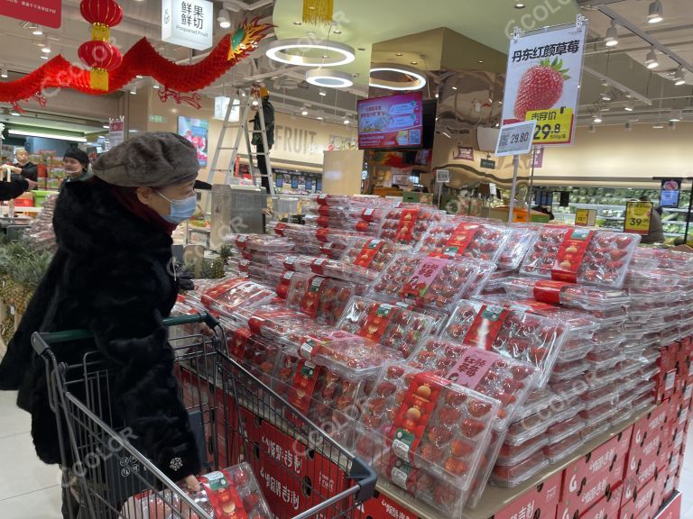 春节前年货采购，超市内新鲜水果草莓